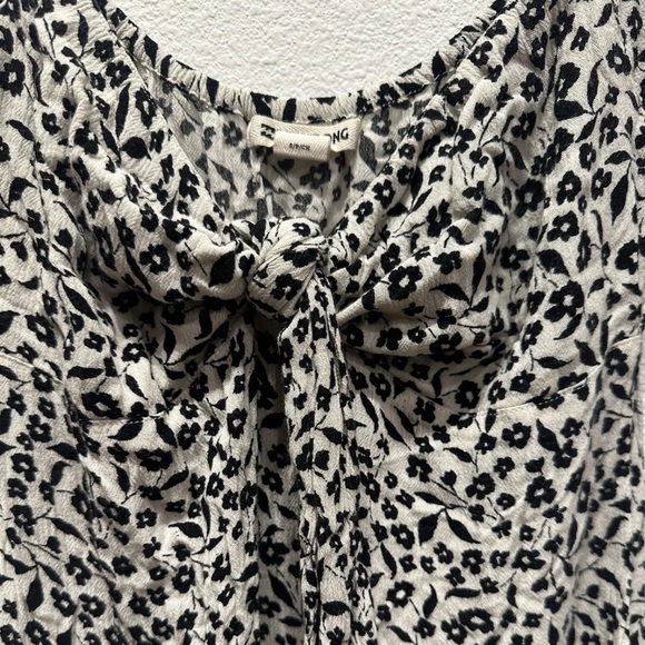 Billabong Black and White Floral Patterned Mini Dress size small with bow detail - Picture 3 of 5